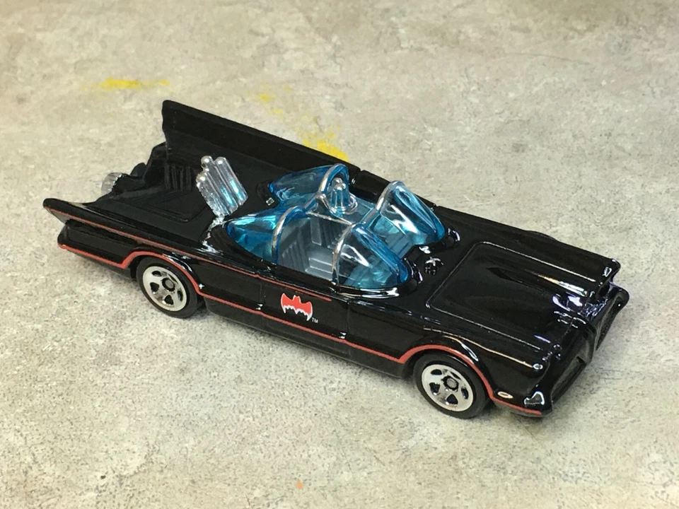 BATIMÓVIL HOT WHEELS 2007 PRIMERAS EDICIONES Nº 15/36 personalizado con figuras Foto 4 de 4