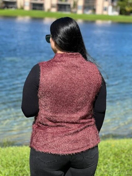 Chaleco para mujer talla grande sin mangas de piel sintética cuello falso malva oscuro 1X emplumado Foto 3 de 4