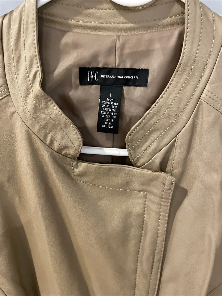 Chaqueta beige de cuero sintético para mujer INC International Concepts talla grande Foto 2 de 3