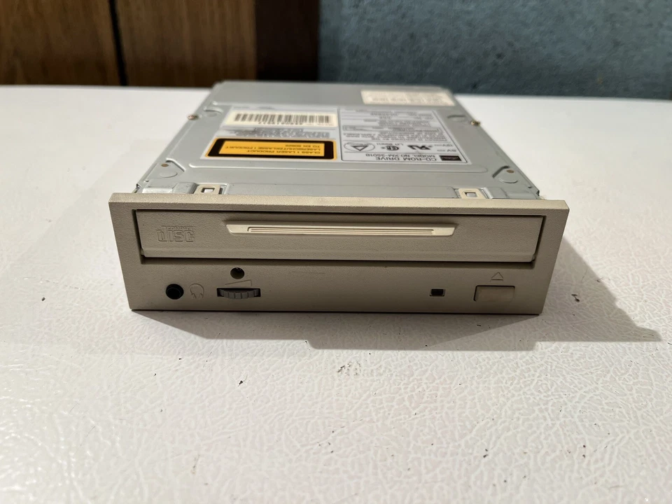 TOSHIBA XM-3501B CD-ROM DRIVE CADDY-LOAD 50-PIN SCSI 4X INTERNAL DRIVE W/ CADDY - Image 3 of 4