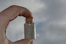 Strandsand in der Flasche - 4,0cm Flaschenpost Sand Ostsee Souvenir Hiddensee