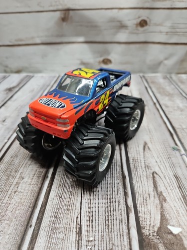 #24 Jeff Gordon DuPont 2004 Muscle Machines Scale Monster Truck - Picture 2 of 4