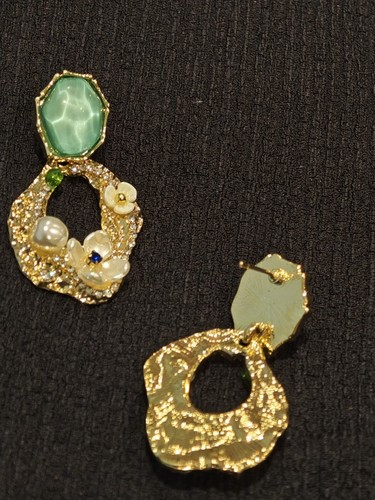 dainty freshwater pearl and green glass flower earrings - Picture 4 of 5