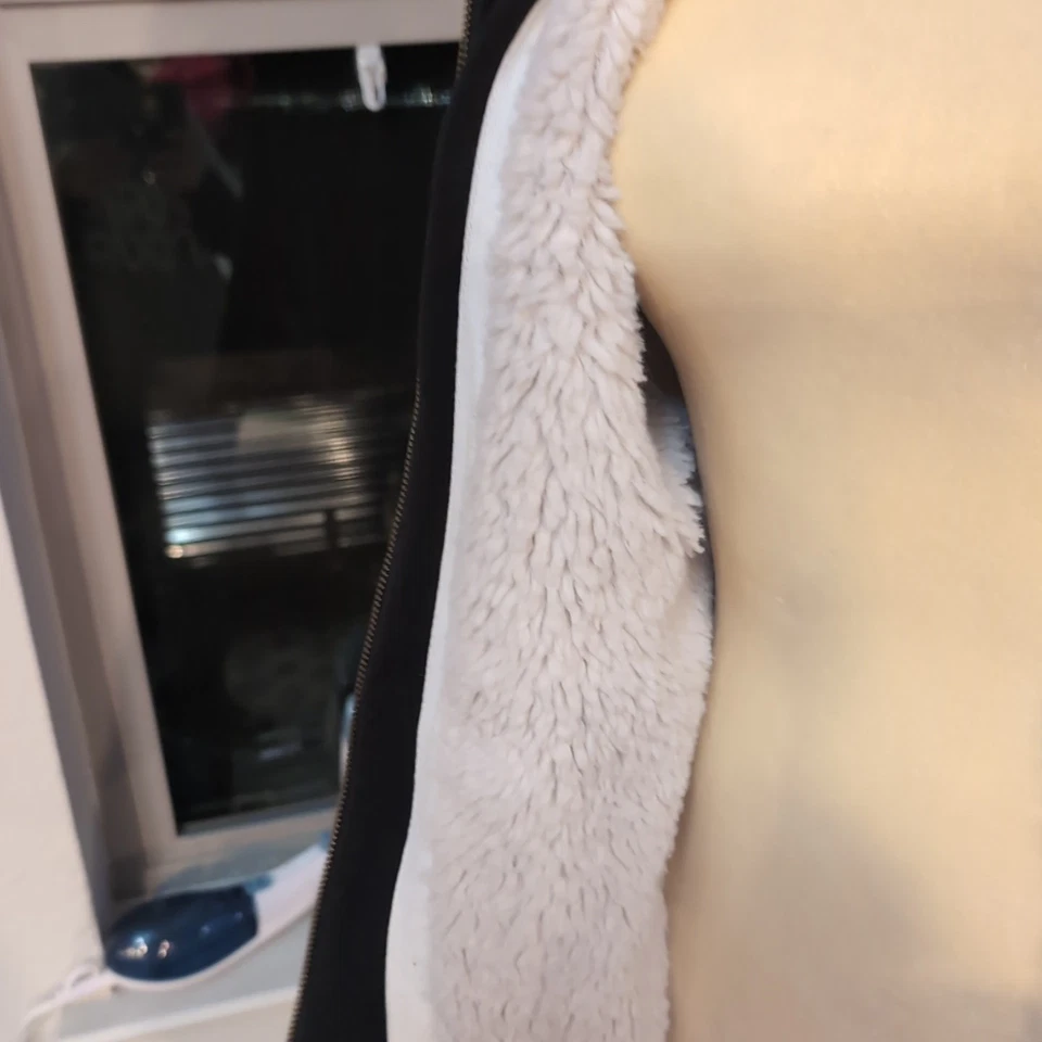 Chaqueta negra para niñas W Guns con logotipo bordado en rosa, sudadera con capucha de piel sintética forrada de sherpa Foto 2 de 3