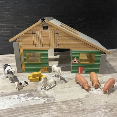 BRITAINS FARM 1:32 WOODEN FARM BARN/SHED inkl. Rinder/Schweine/Pferde