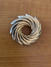 Broche de Colección HOLLYWOOD REGENCY GLAM Corona Estilizada 2.5” Remolino Círculo Tono Dorado