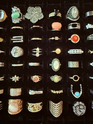 Huge Lot Of 64 Fashion Rings! Many Different Styles And Materials! - Picture 5 of 14