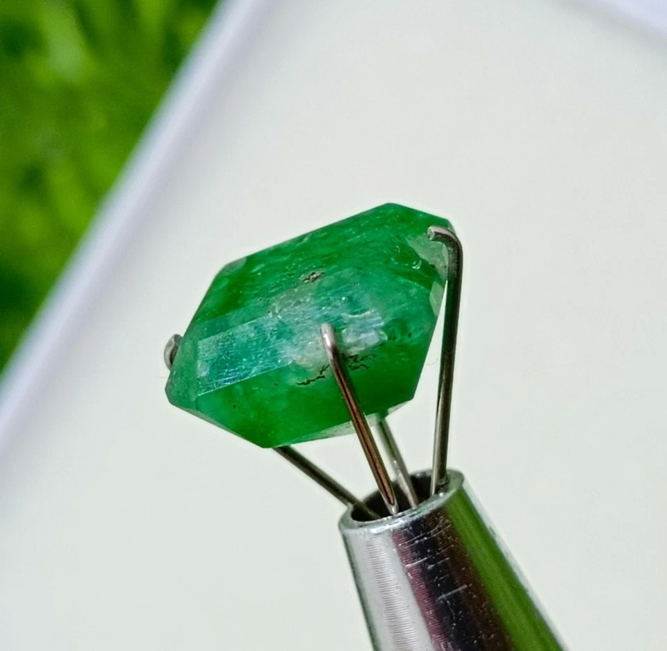 2.5 Carats Step Cut Emerald Shape Green Natural  Emerald Gemstone from Pakistan - Image 4 of 4