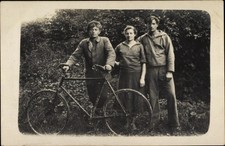 Foto Ak Radfahrer, Fahrrad, Männer, Frau, Spaziergang - 10846732