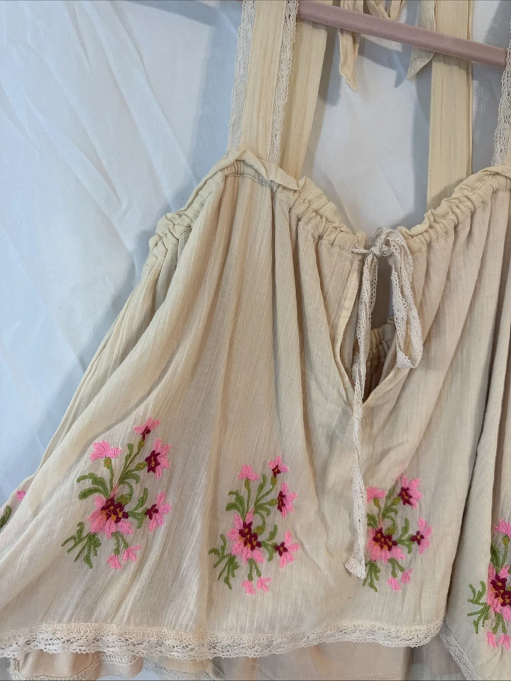 Regata bordada Free People Halter com detalhe de renda amarrado nas costas e design de flor XS - Imagem 3 de 4