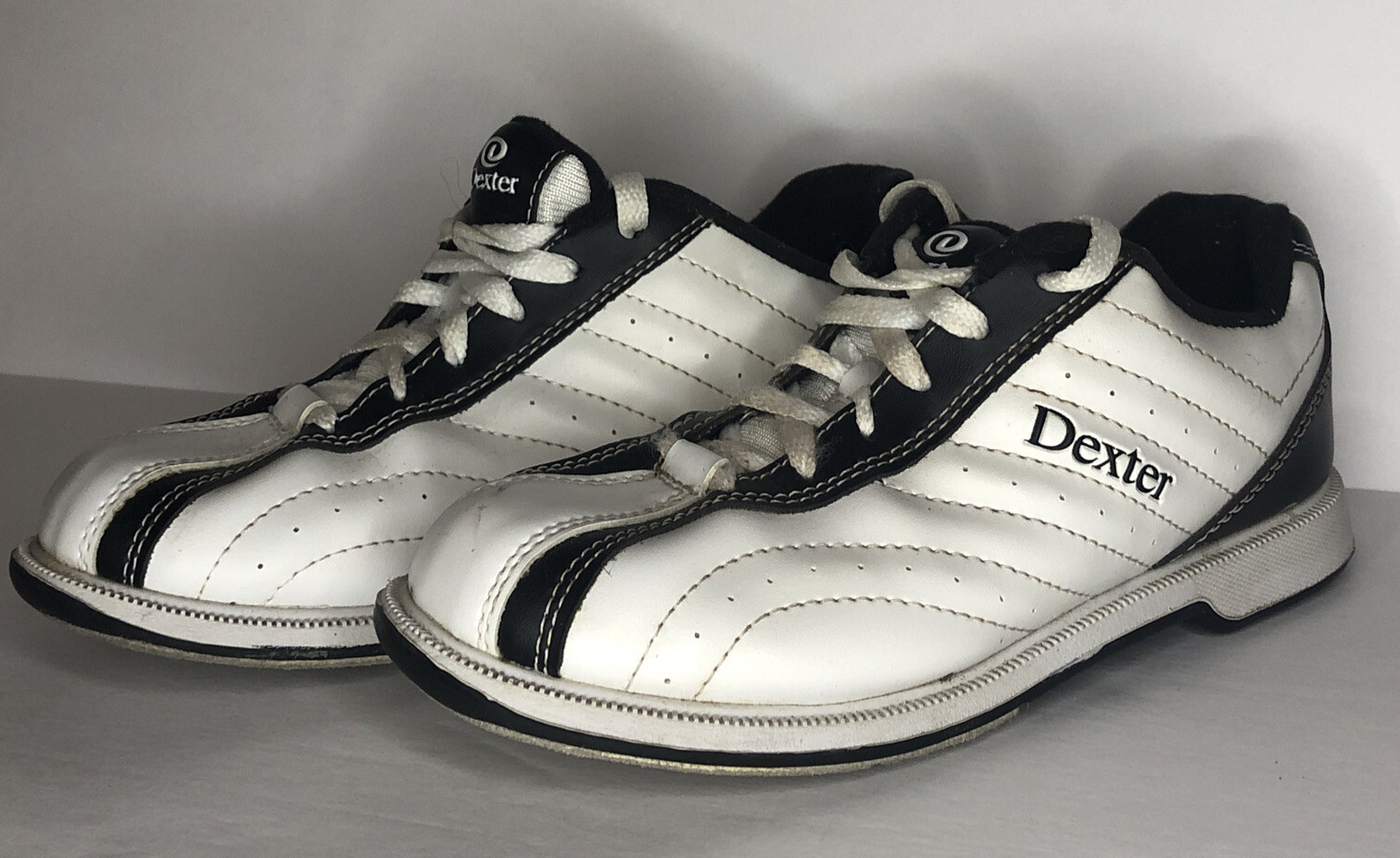 Dexter Groove B40341 Size 6.5 M Bowling shoes white and black Womens