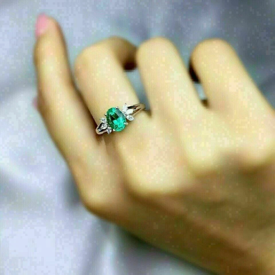 Alianza para mujer de esmeralda creada en laboratorio de corte ovalado de 2 quilates enchapada en oro blanco de 14 quilates Foto 4 de 4