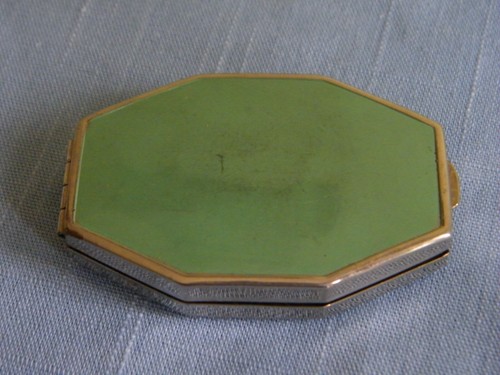 Vintage 1933-1934 Chicago World's Fair Makeup Compact, Pin, & Silver-tone Ring - 第 11/16 張圖片