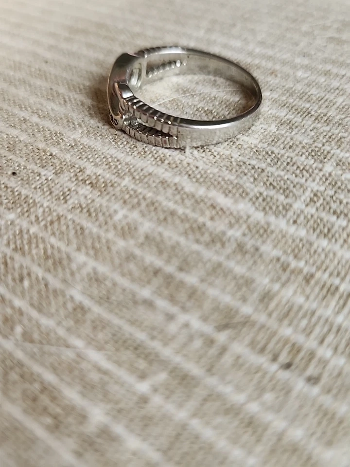 1/20 CT. T.W. Anillo de cuerda infinita de diamantes en plata de ley Foto 4 de 4