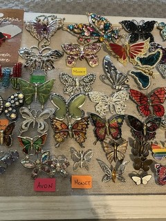 LOT OF 49 GOLD/SILVER TONE 'BUTTERFLY' BROOCHES/PINS INCL. SIGNED VINTAGE NOW
