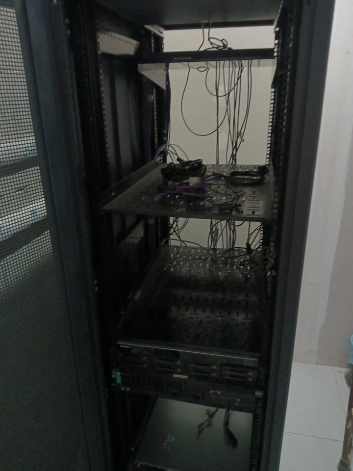 Armadio rack server IBM - Image 3 of 4