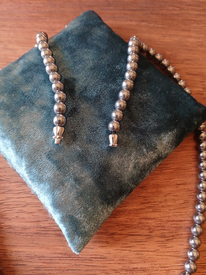 Juego de pulsera y collar de hematita con cuentas con pendientes de meteorito a juego Foto 3 de 4