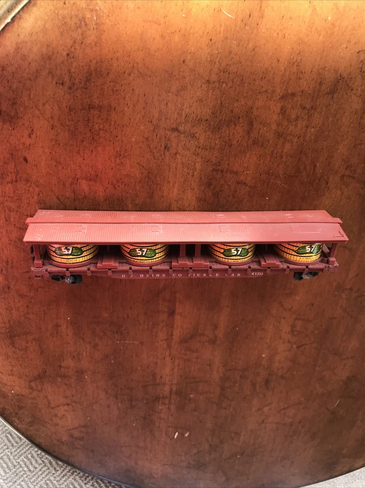 HO scale vintage Revell Heinz 57 Pickle barrel tanks 52' flat car 4130 - Image 2 of 4