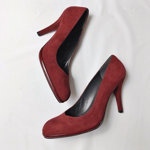 red pumps round toe