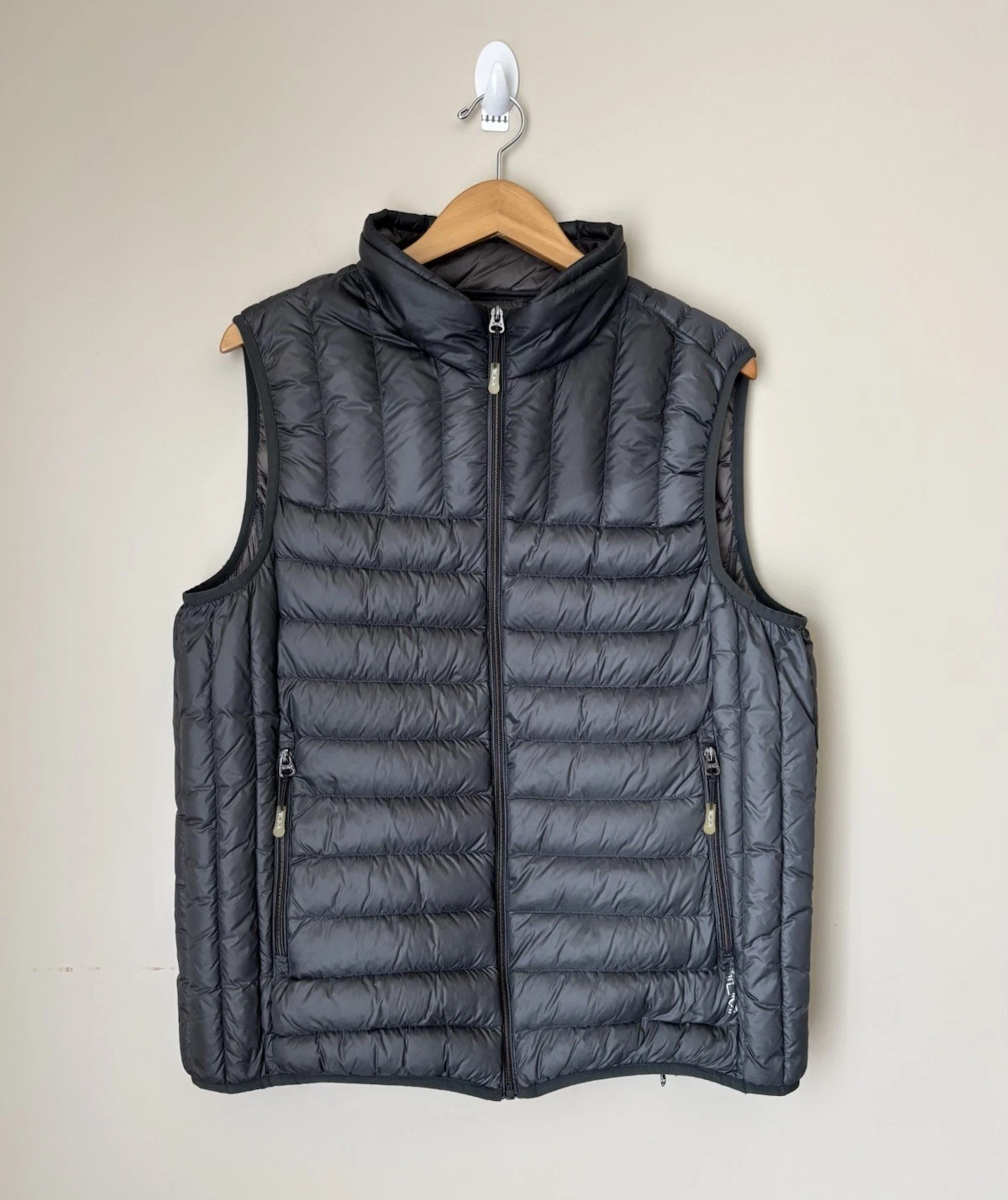 Tumi PAX Men's Packable Down Puffer Vest Size Large Travel Pillow Convertible
Opens in a new window 