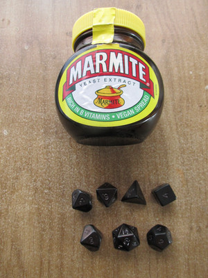MARMITE POLY WÜRFEL SET EINZIGARTIG DUNGEON DRACHE SECRET SANTA ROLLENSPIEL GESCHENK LIEBESHAT