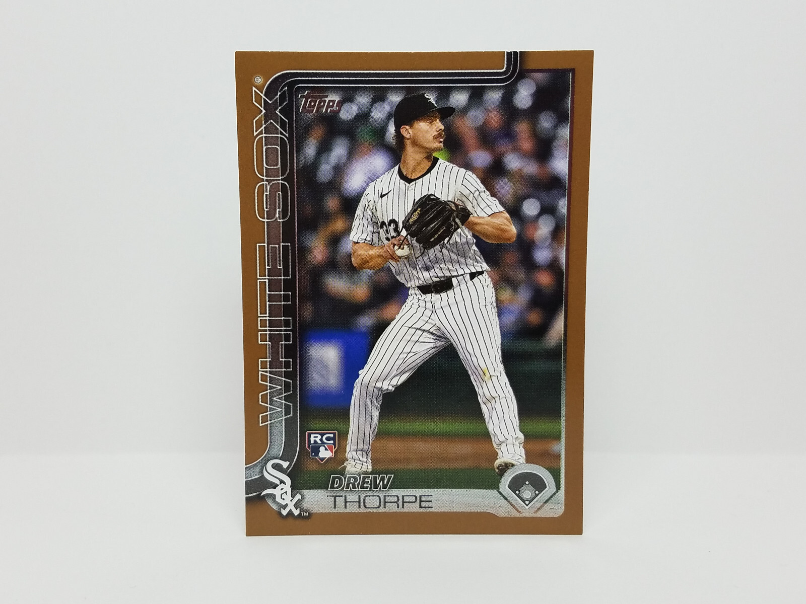 2025 Topps #320 Drew Thorpe, White Sox (RC) - Gold Border Parallel (1709/2025)