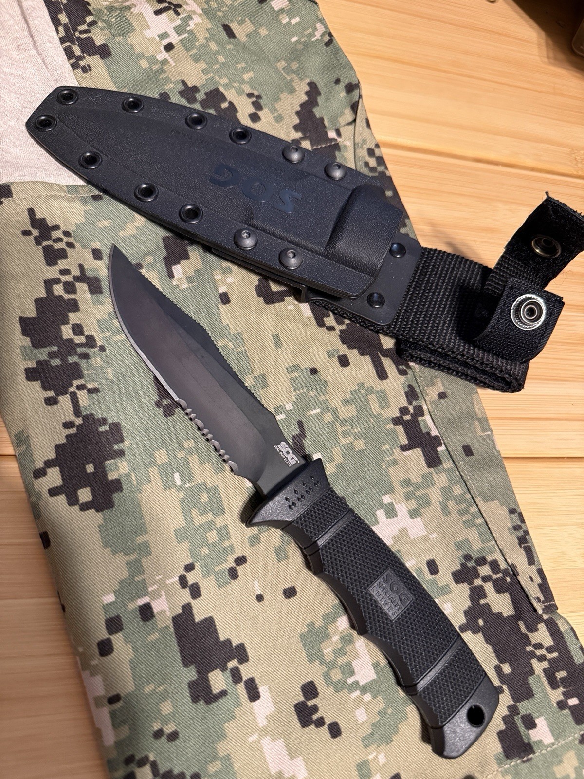 Fixed Blade Black Stainless Steel W/ Sheath