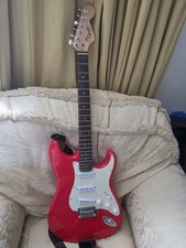 SQUIER STRAT SE ELECTRIC GUITAR. 22 FRET NECK, FULL THICKNESS BODY.