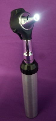 Low cost otoscope with handle - Uses 2 ''C'' batteries