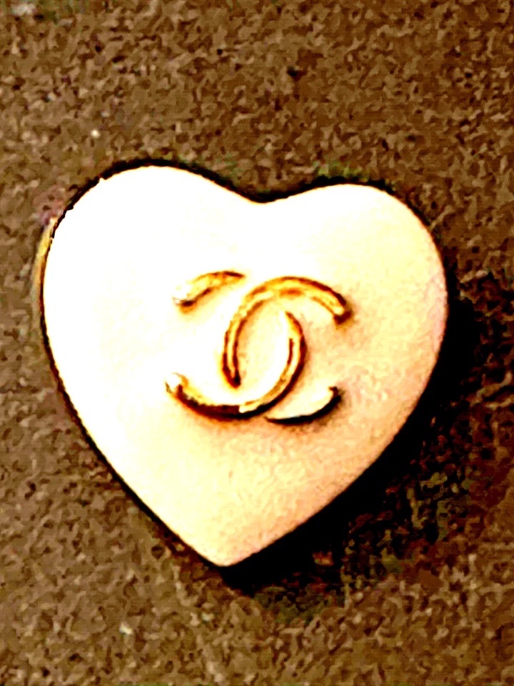 5 CHANEL BUTTONS Vintage Hearts, Gold & White CC Heart Button Stamped - Shank - Image 4 of 4