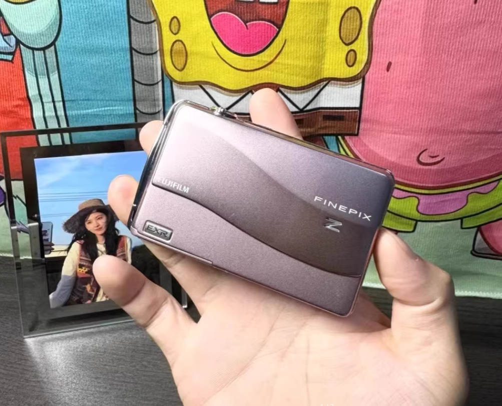 Fujifilm FinePix Z700EXR 12MP Digital Camera in Pink with 5x Optical Zoom and EXR Sensor