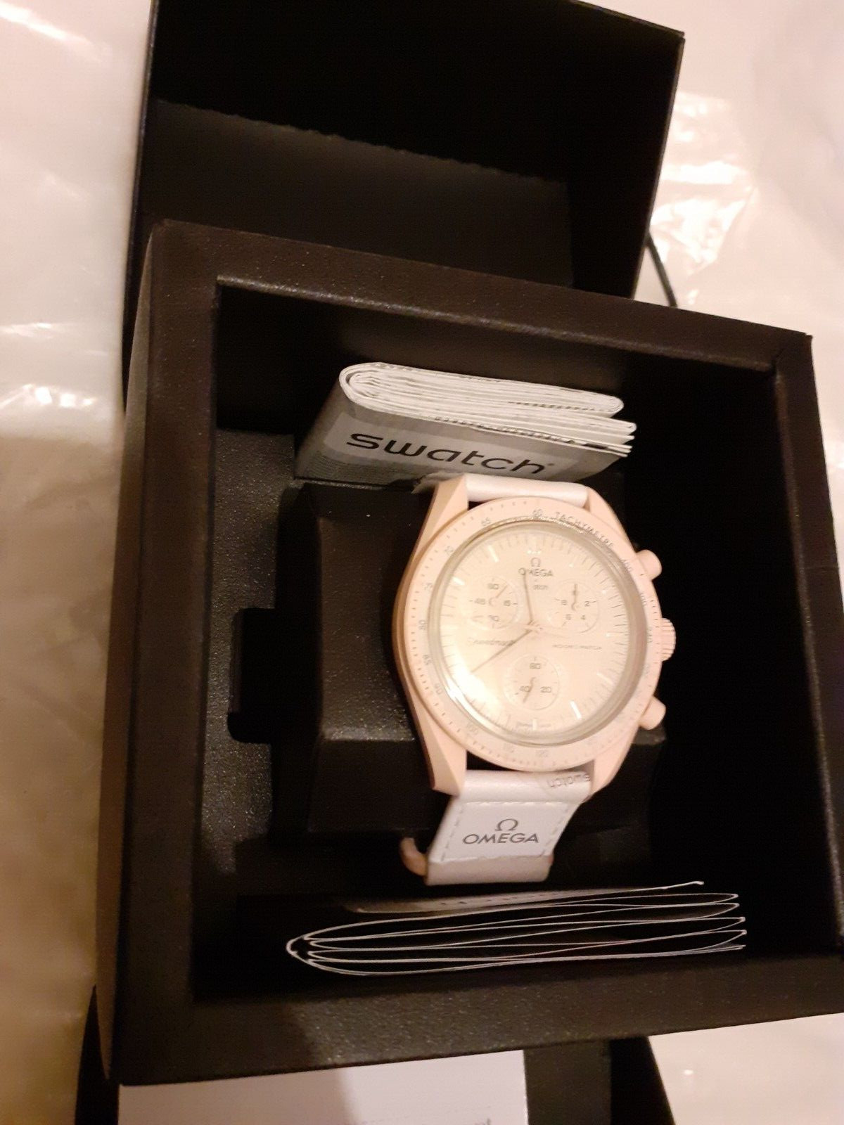 OMEGA Speedmaster Moonswatch Pink SO33P100