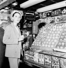 Singer Sandie Shaw buying an apple at LAP to eat on her flight to - Old Photo 1