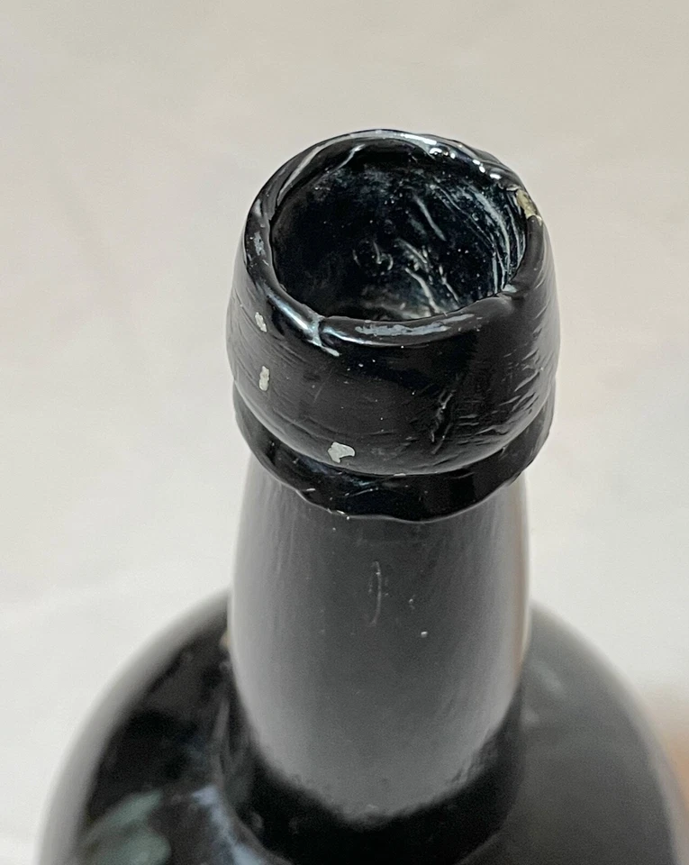 Botella de vidrio de whisky verde soplado molde 4 partes hecha a mano antigua rara del siglo XVIII Foto 4 de 4