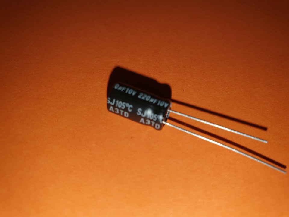 Lot De 10 Condensateurs électrolytiques Elna 220µF 35V 105°C - Réf. RVZ-35V221MH10TQ-R2, Neufs