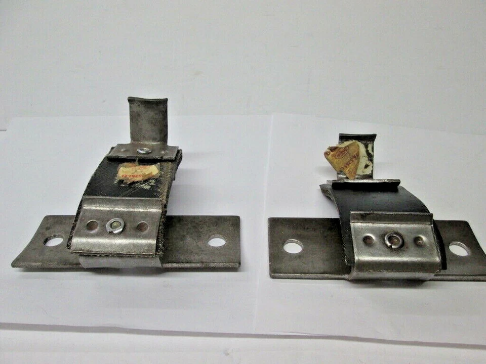 NOS 57 Ford Fairlane 500 Retractable Muffler Outlet Pipe Brackets & Insulators Foto 2 de 4