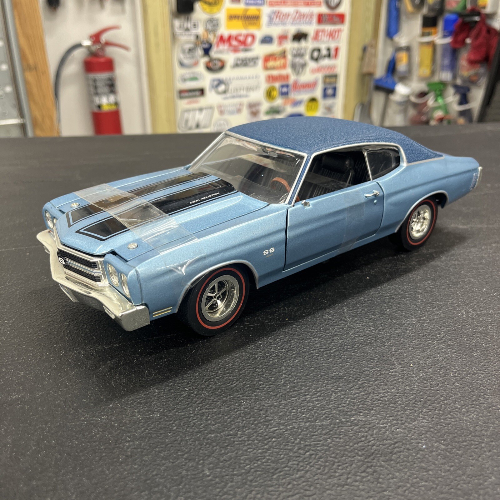 Rare ERTL 1970 Chevelle 1:18 Scale Die Cast Blue/Blue Vinyl Top & Red Line Tires