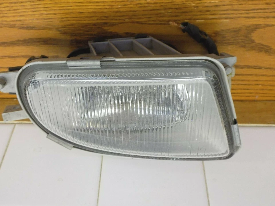 1998-2003 Mercedes Benz 320 CLK Fog Light Passenger - Image 2 of 4