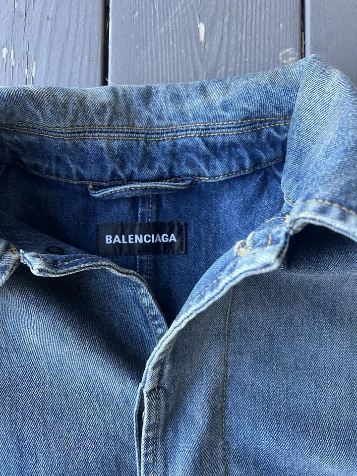 Chaqueta vaquera larga envejecida Balenciaga Foto 3 de 4