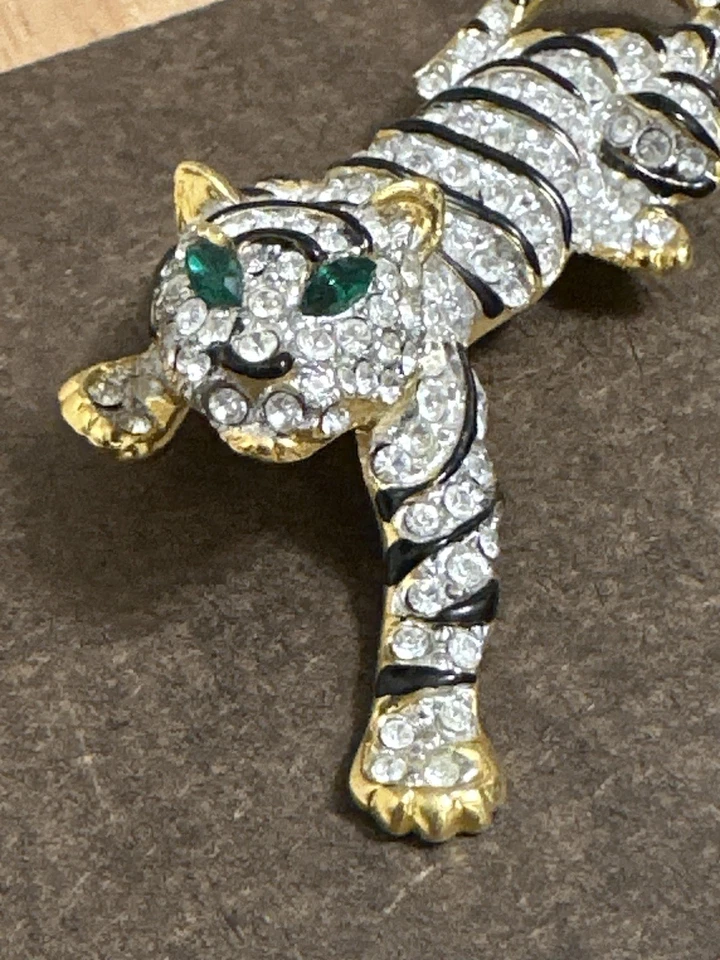 Broche de tigre prendedor tono dorado cristal estrás rayas ojos verdes joyería Foto 2 de 4