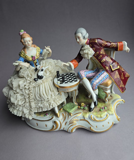 Dresdener Spitze lace Porzellanfigur Gruppe Der Schachspieler um 1950 Marke ?