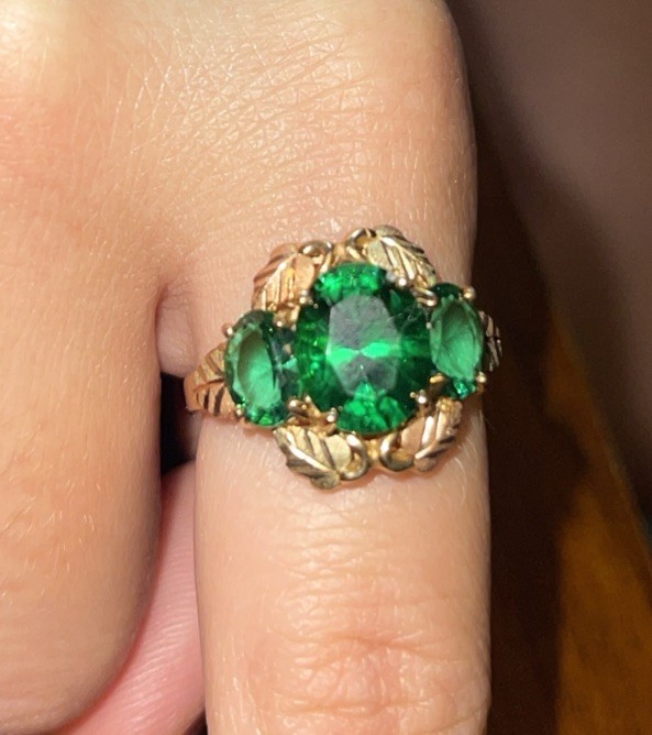10k Coleman Co Black Hills Gold Helenite Ring With Six Leaves 4.3