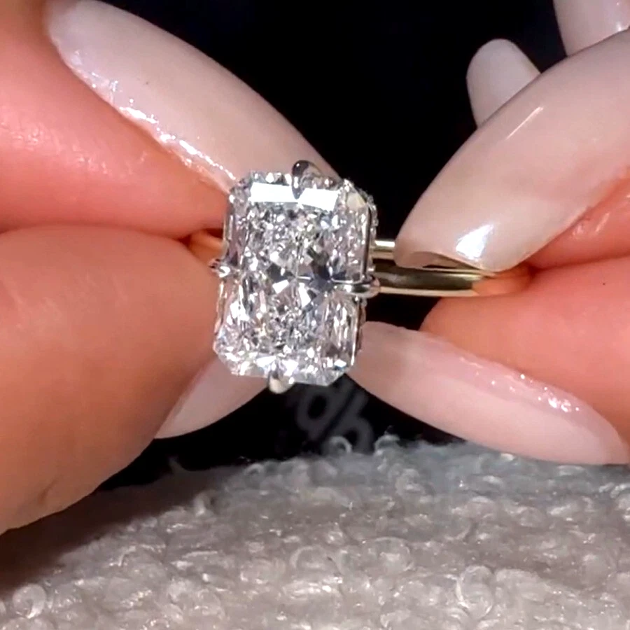 Anillo de compromiso de diamantes cultivados en laboratorio IGI G VVS1 radiante de 3,50 quilates en oro bicolor de 14 k Foto 3 de 4