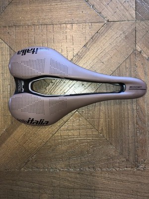 SELLE ITALIA SLR BOOST GRAVEL   SUPERFLOW   TI 316 RAILS   MUD BROWN