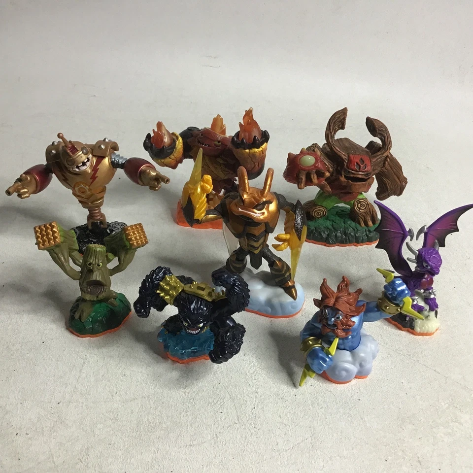 Skylanders Giants WII Game Bundle w/ Characters, & Portal of Power - Image 2 of 4
