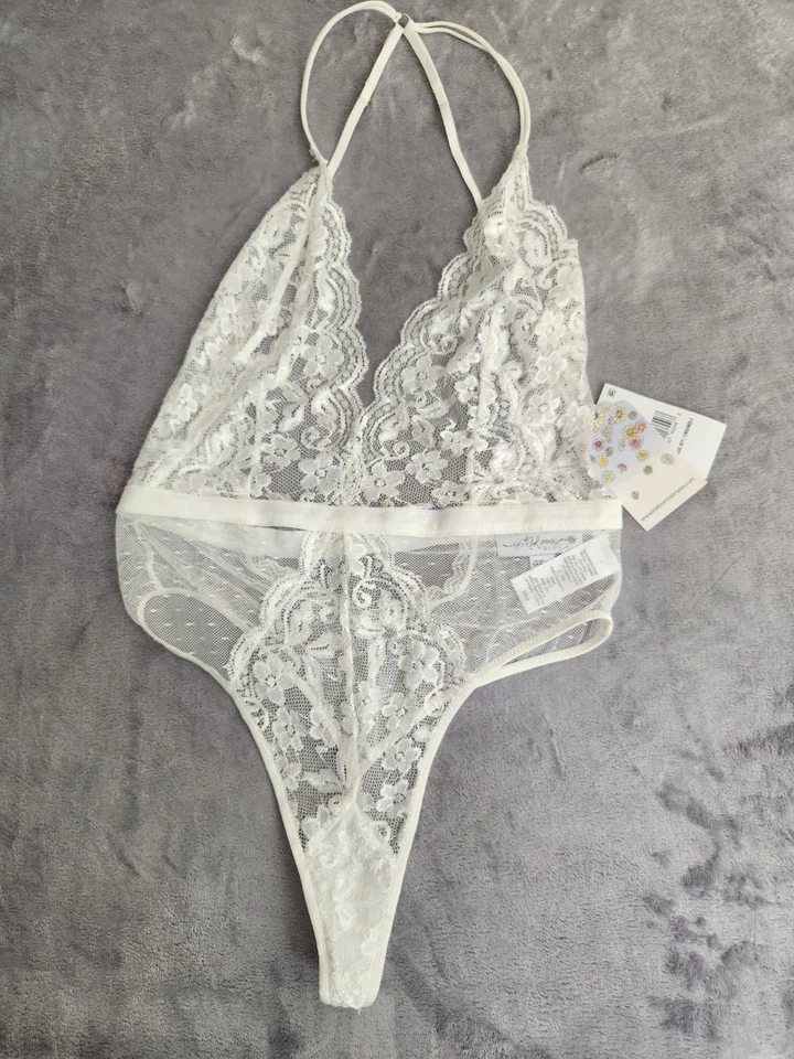 Nuevo en BLOOM BY JONQUIL Tanga de Encaje Cuello Profundo Peluche Blanco Nuevo con Etiquetas M Lencería Mediana Foto 3 de 4