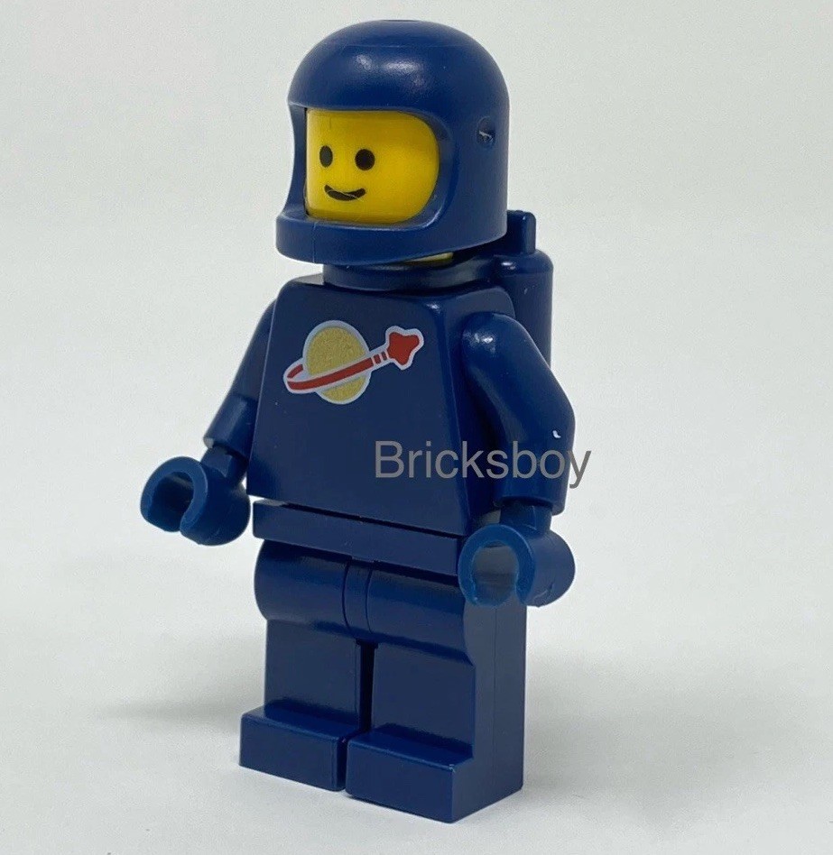 LEGO Classic Dark Blue Spaceman minifigure, Right Color of Helmet