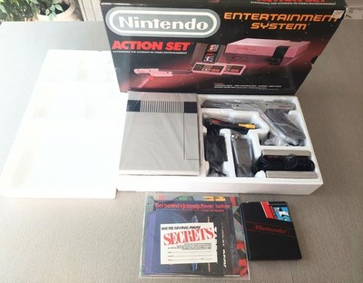Nintendo NES Action Set Game Console Complete In Box gray Gun WORKS