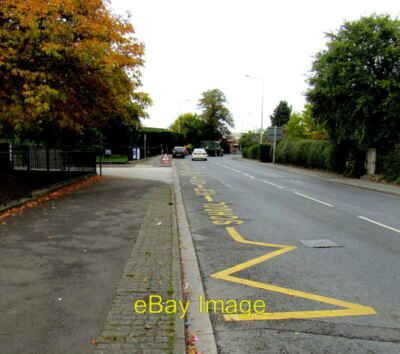 Foto 6x4 Zickzack gelbe Straßenmarkierung, Audlem Road, Nantwich Markierung der K c2016