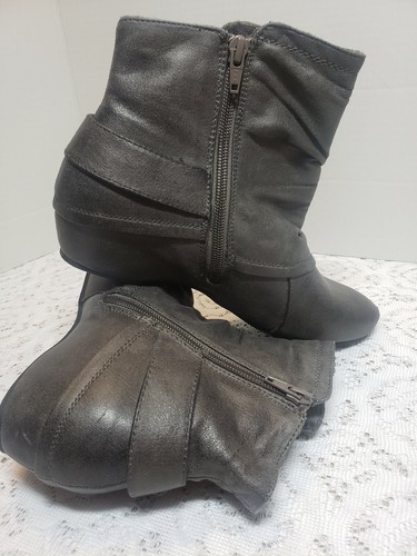 Botas al tobillo Bare Traps para mujer Steena punta cerrada, gris oscuro talla 8 1/2 medianas - Imagen 4 de 7